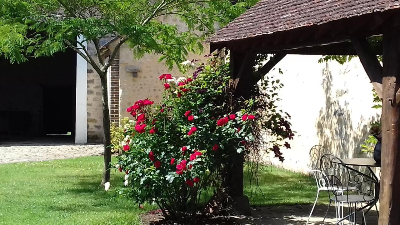Ilot Bonheur Hotel Ury Exterior photo
