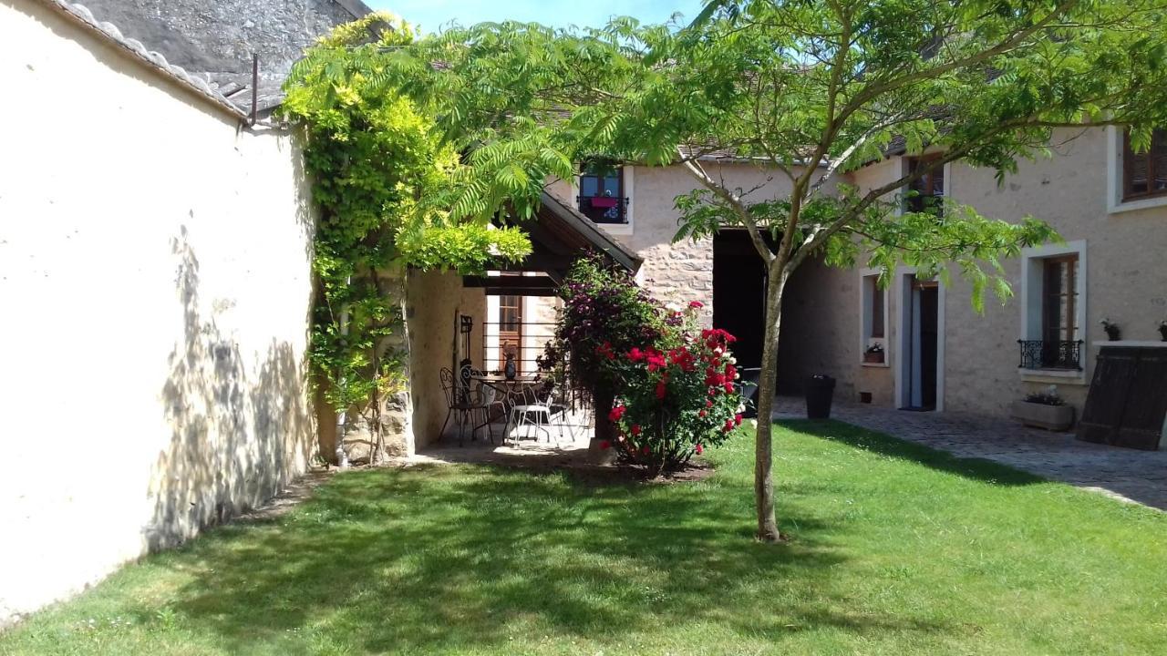 Ilot Bonheur Hotel Ury Exterior photo